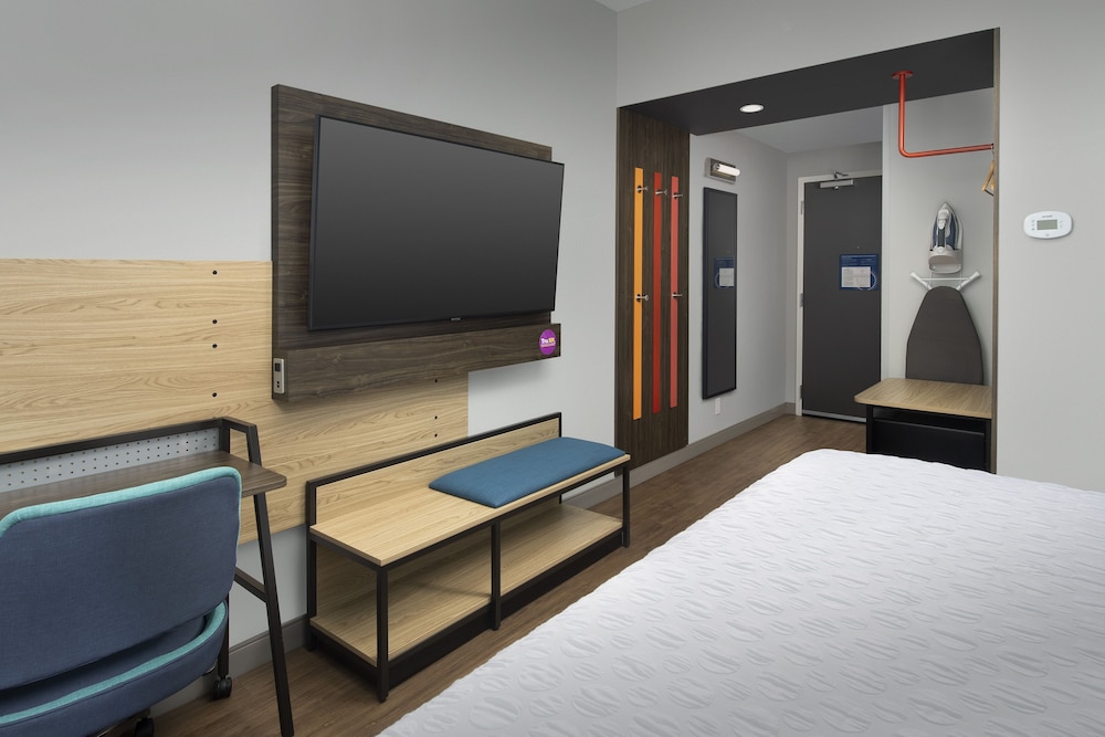 Room, 1 King Bed (Hearing) - Photo 3