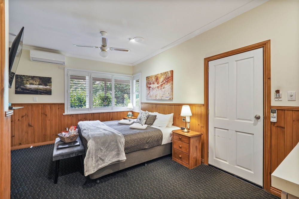 Comfort Room, 1 King Bed, Balcony, Garden View photo 3