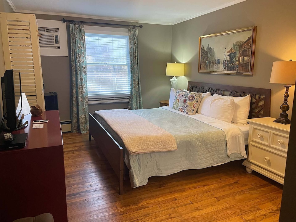 Basic Room, 1 King Bed photo 2