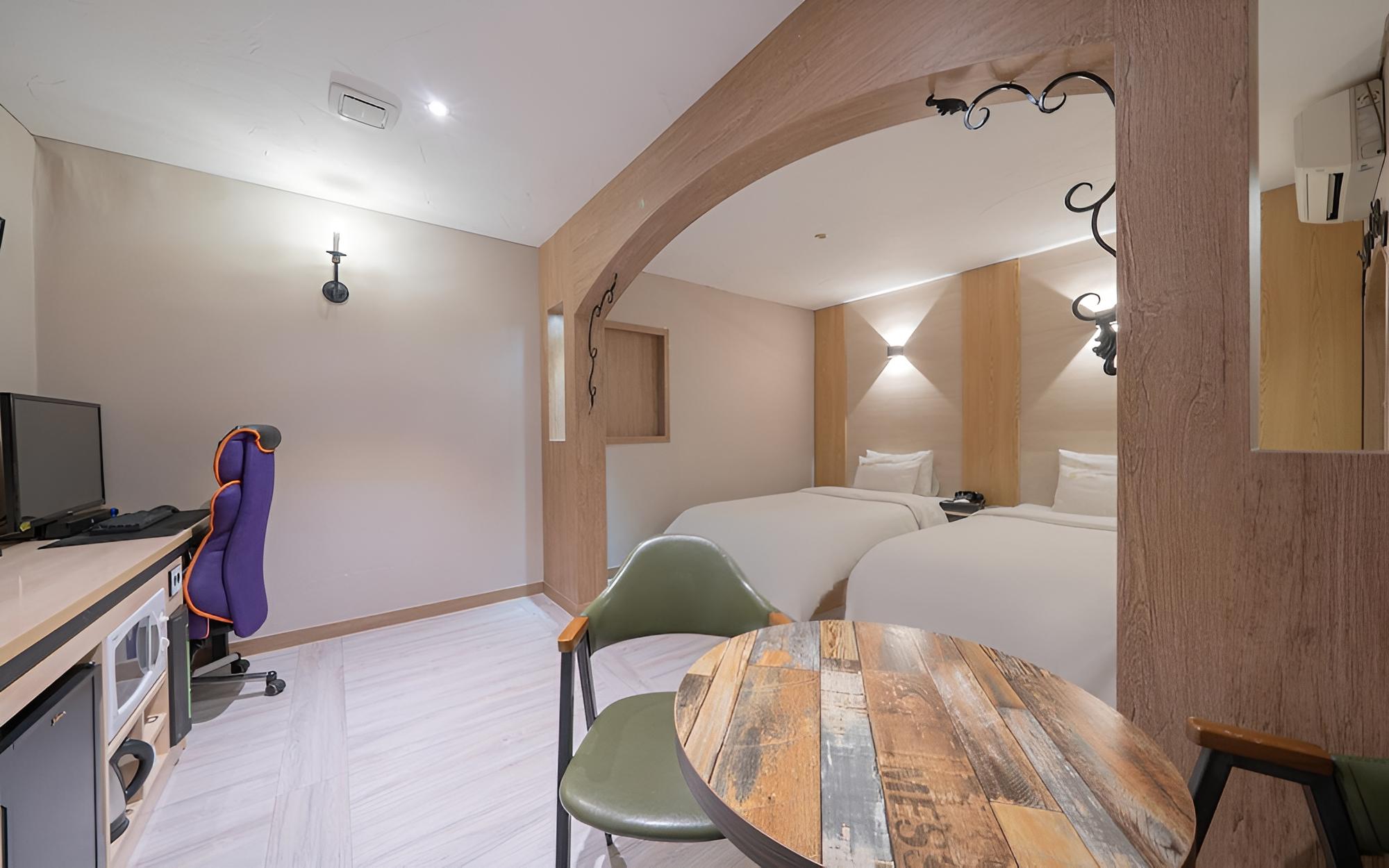 Room (Twin bed (Netflix Styler Bathtub Gami)