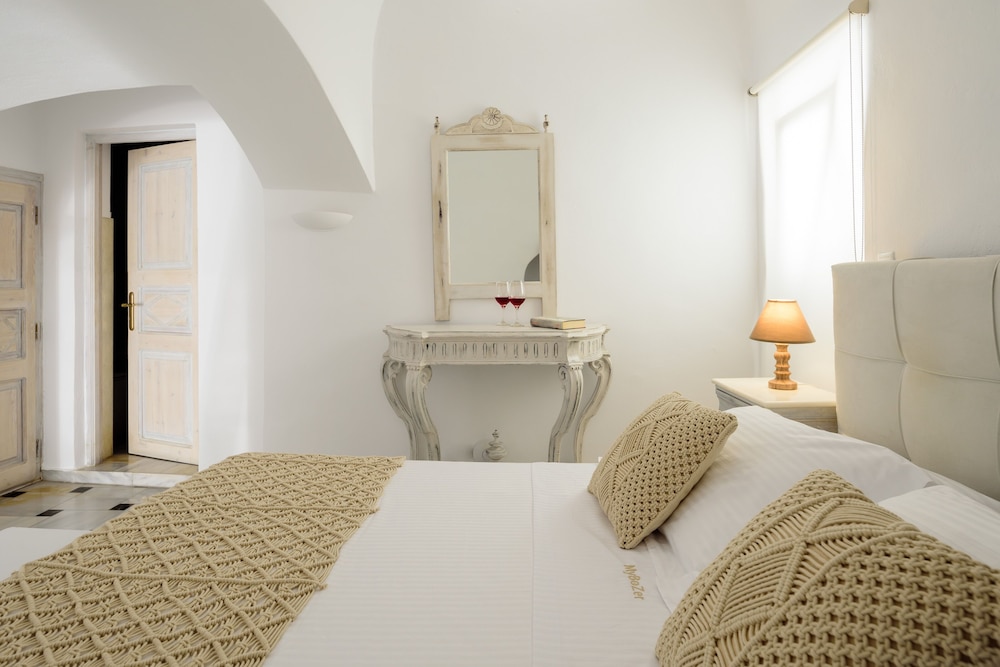 Studio Suite (Sea View & Volcano View)