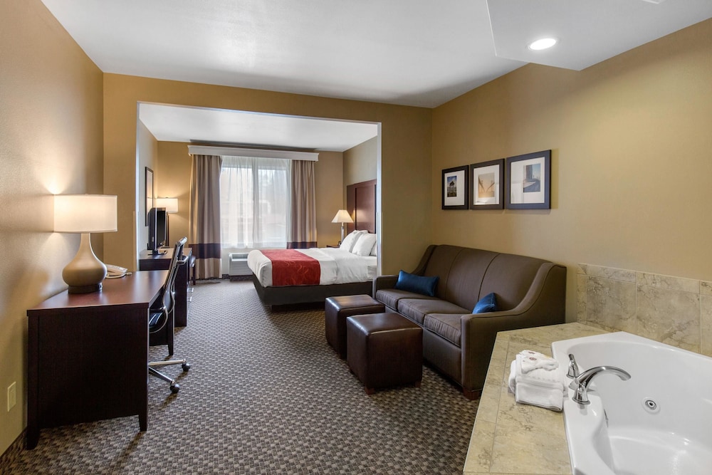 Suite, 1 King Bed with Sofa bed, Non Smoking, Jetted Tub - Photo 1