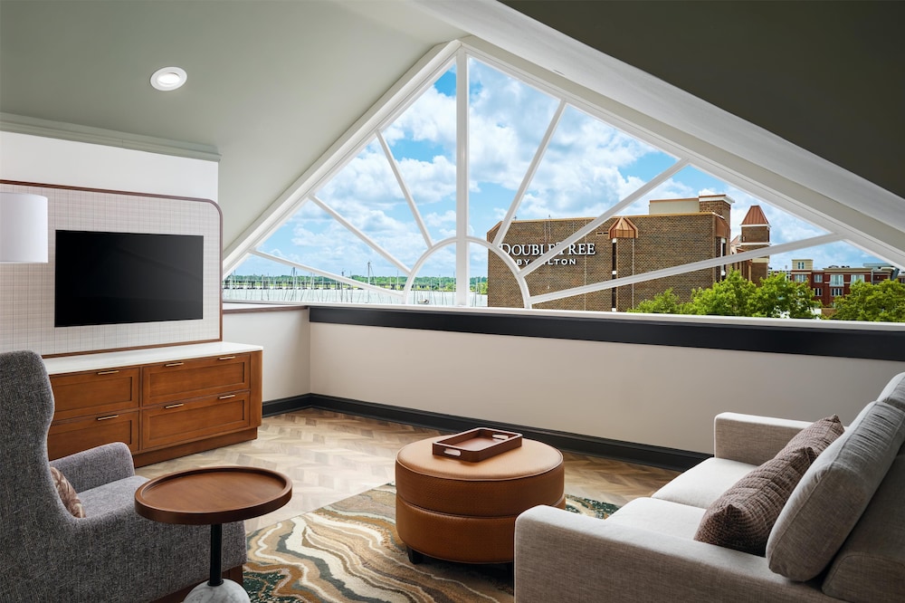 Suite, 1 King Bed (Water View)