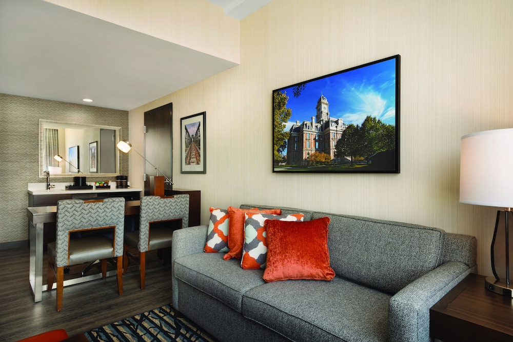 Suite, 1 King Bed, Accessible (Mobility&Hearing, Roll-in Shwr, 2 Rm) photo 3