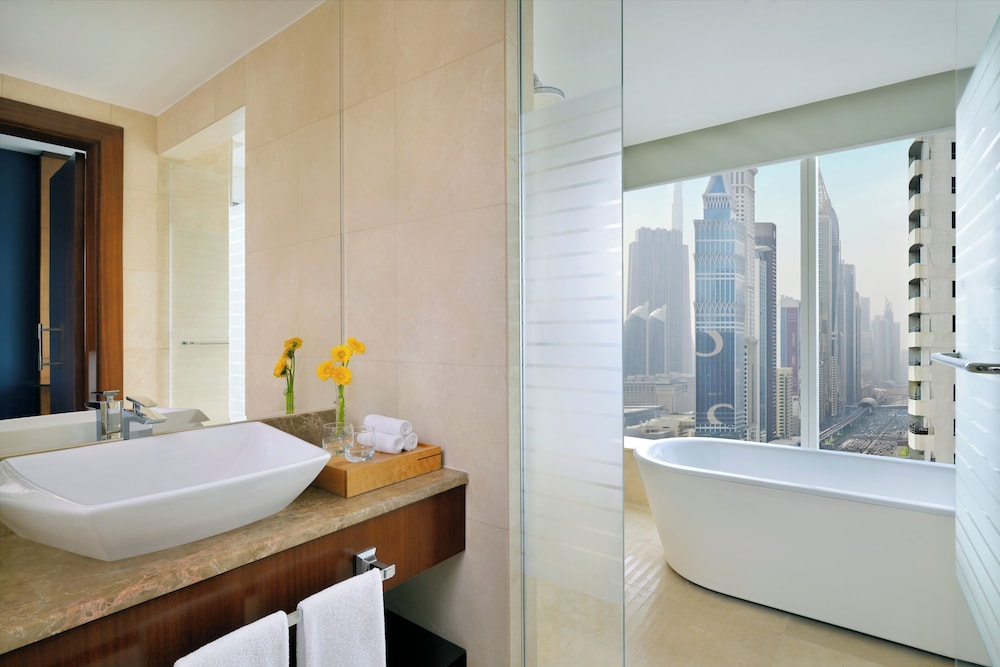 Club Room, 2 Twin Beds, City View