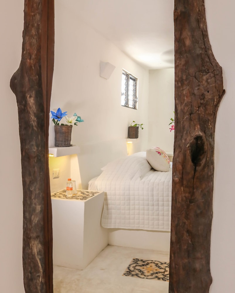 Suite, 1 King Bed, Garden View - Photo 10