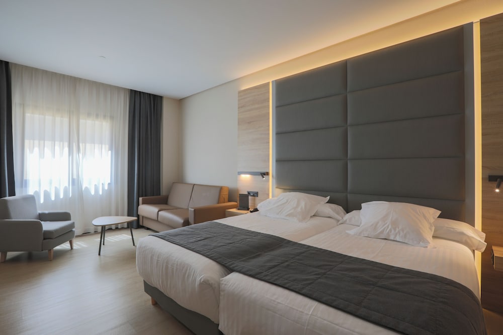 Room (Quintuple)
