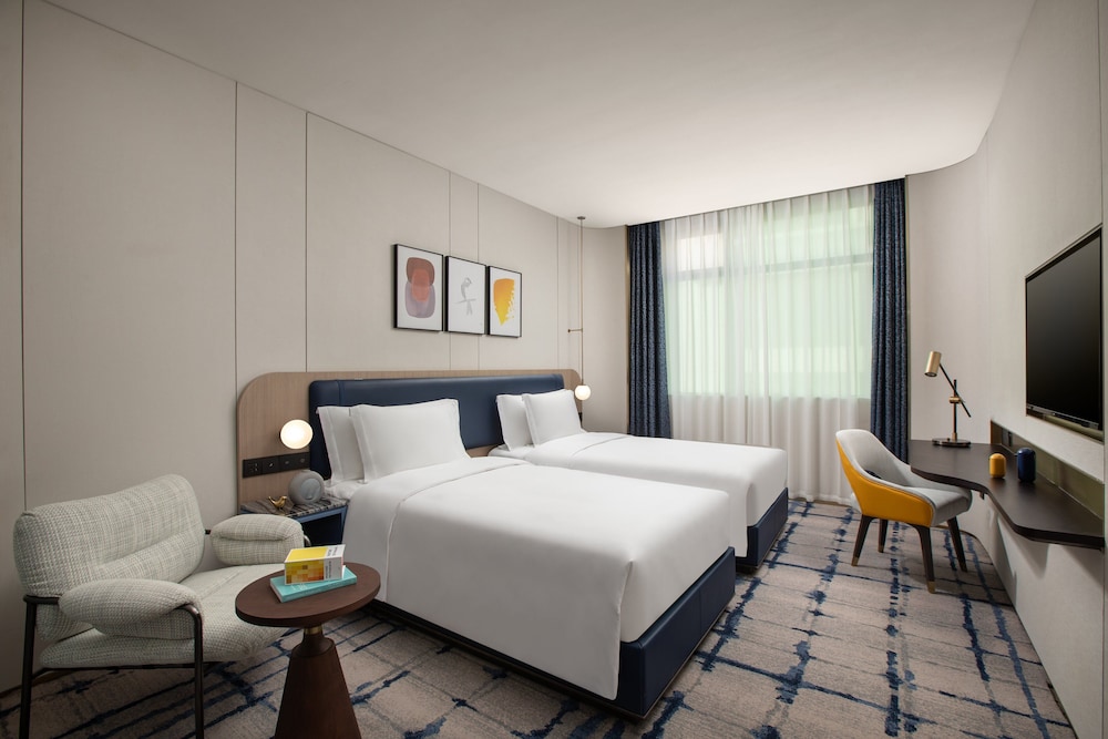Standard Room, 2 Twin Beds, Club Lounge Access - Photo 4