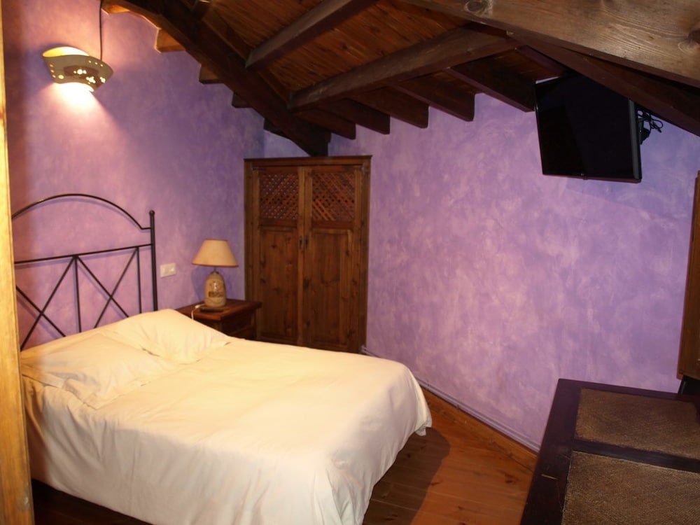 House, Multiple Bedrooms photo 2