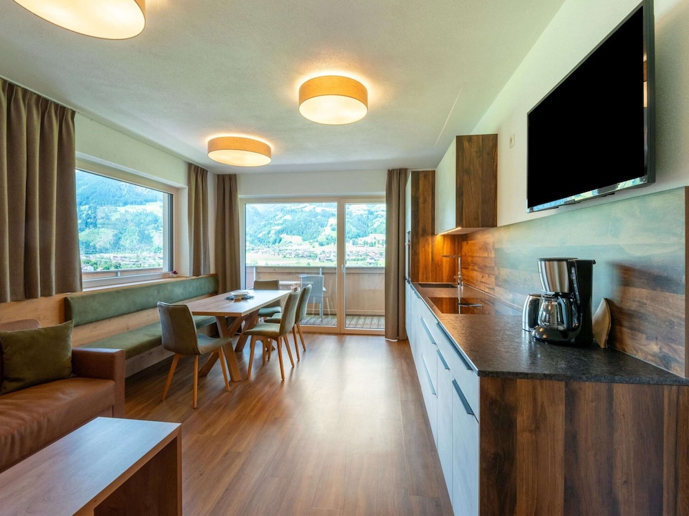 Classic Apartment, 3 Bedrooms photo 2