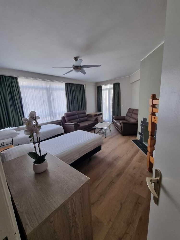 1 Bedroom Deluxe Apartment (Large Family 2)