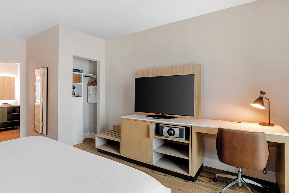 Premium Room, 1 King Bed, Courtyard View (Trainer, Daybed)