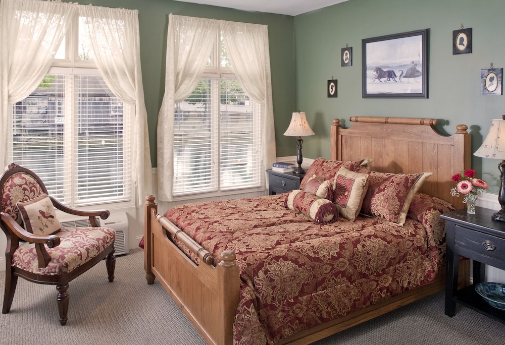101, Carousel Room, Private Bathroom