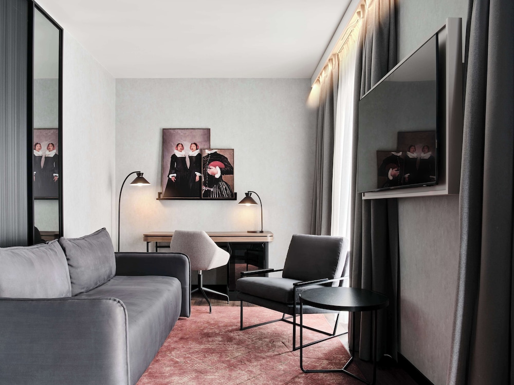 Suite, Corner - Photo 5