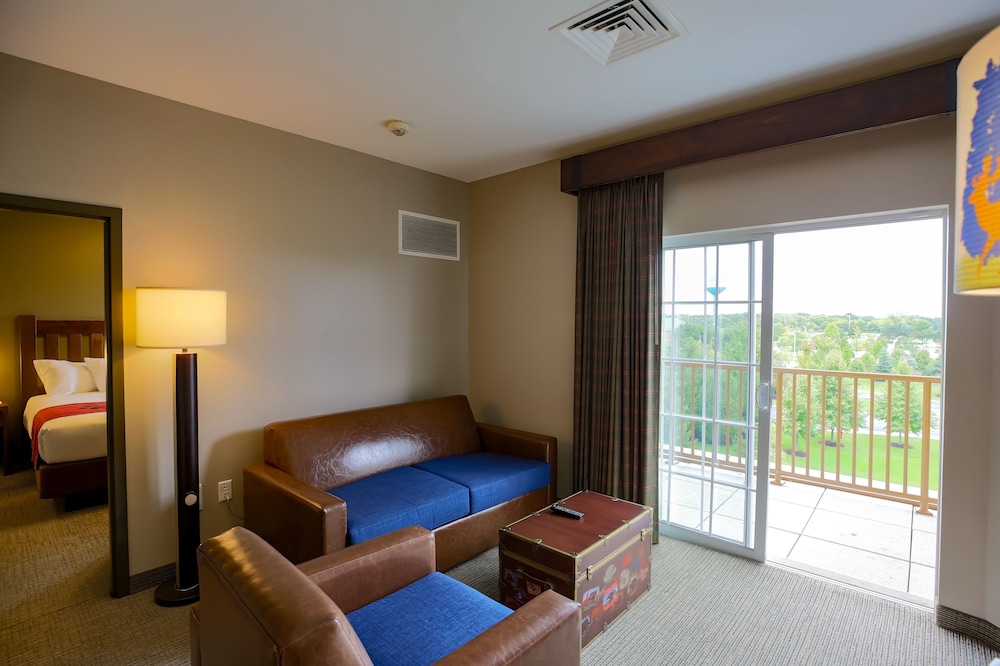 Grizzly Bear Suite - Waterpark Included photo 3