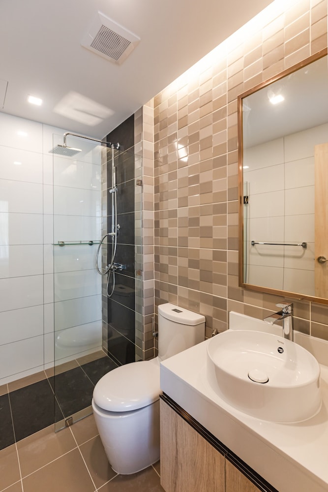 Suite, 2 Bedrooms - Photo 2