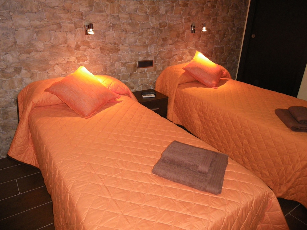 Basic Double Room, 2 Twin Beds