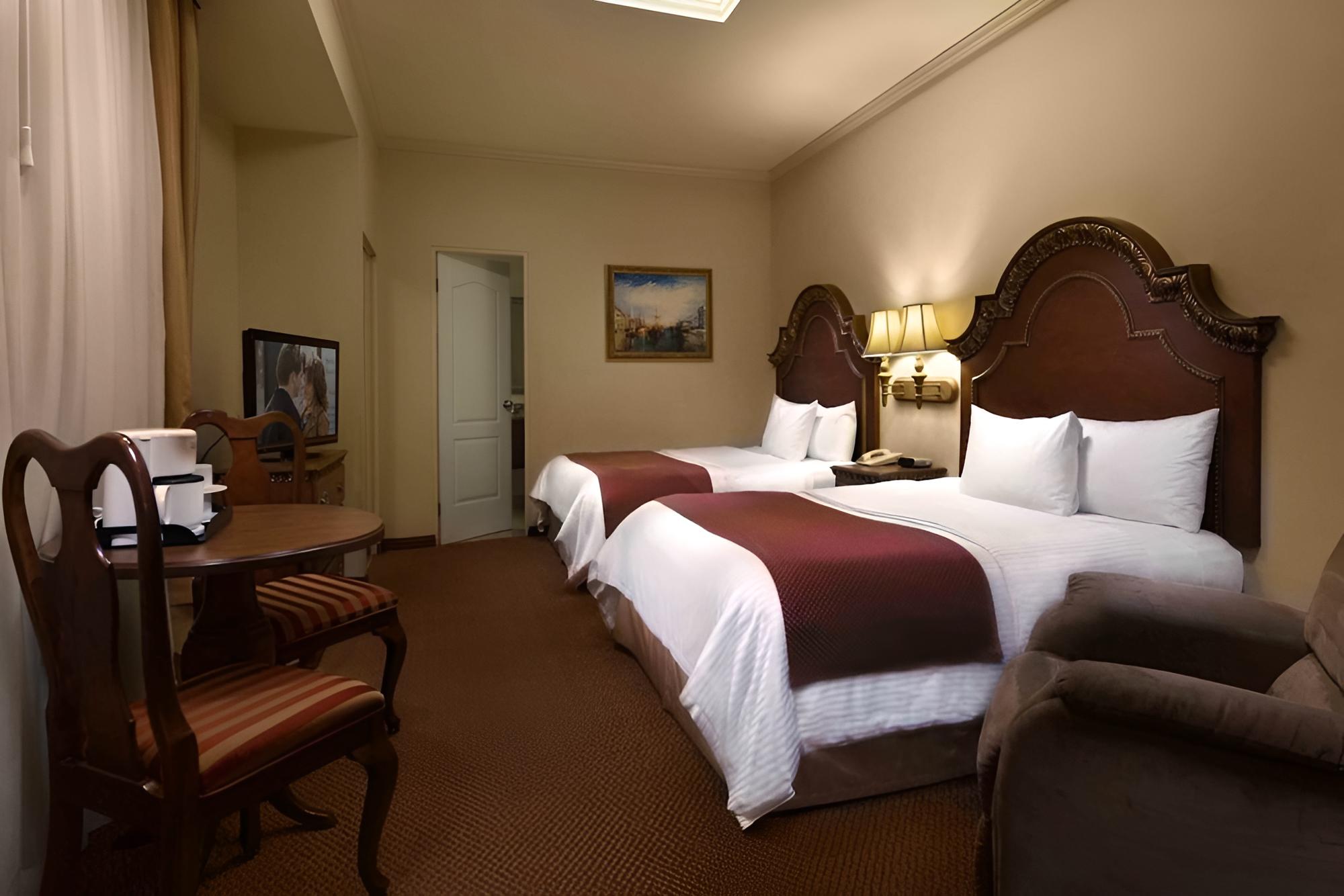 Royal Room, 2 Queen Beds photo 3
