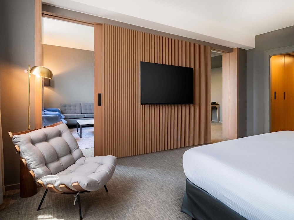 Executive Suite, 1 King Bed, Club Lounge Access