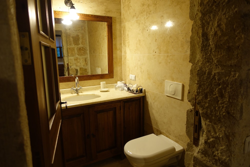 Twin Arch Cave House photo 3