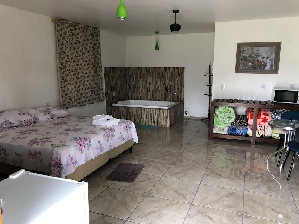 Deluxe Chalet, 1 Queen Bed, Jetted Tub, Courtyard View photo 2