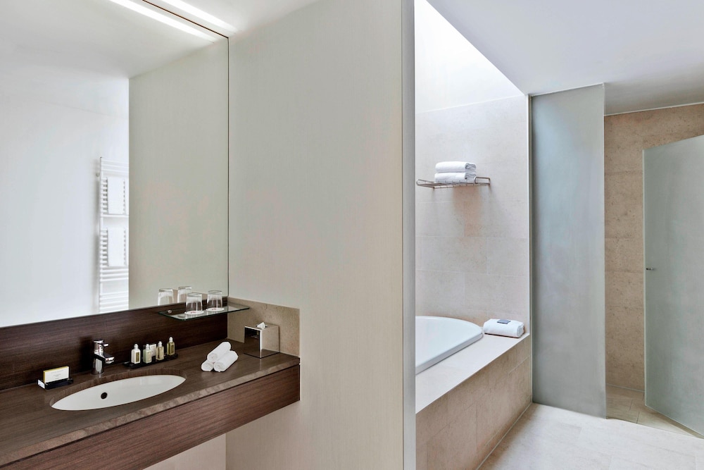 Club Suite, 1 Bedroom - Photo 5