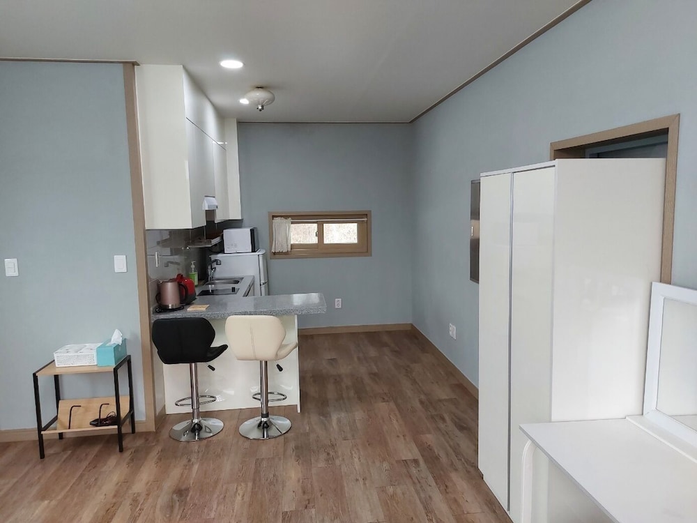 Studio (#101) (No bed, Only Ondol) photo 3