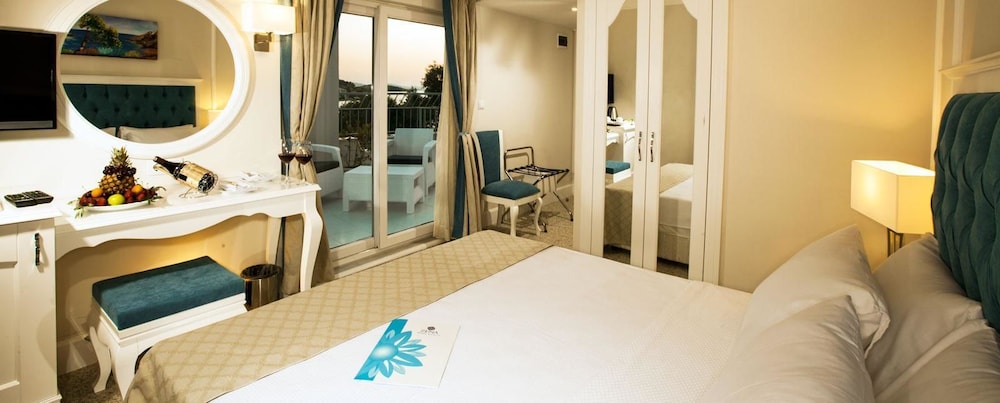 Standard Room (Land View)