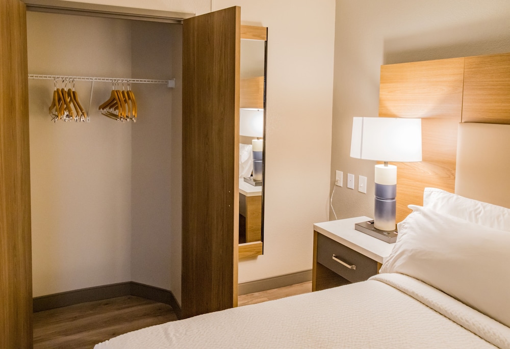 Suite, 1 Bedroom, Mobility Accessible (Communications) - Photo 3