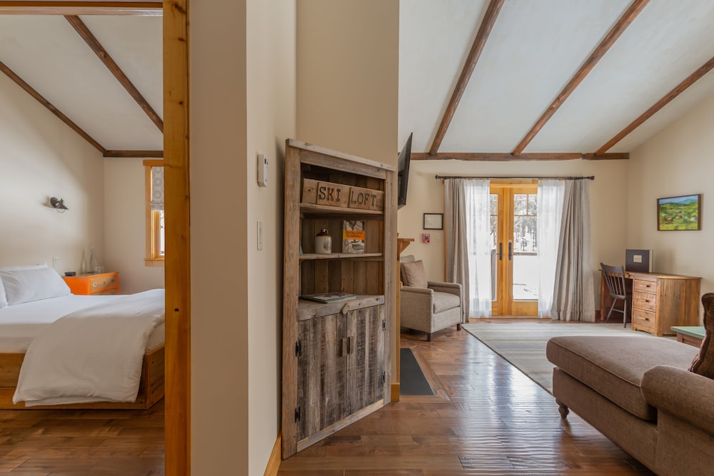 Deluxe Suite, Multiple Beds - Photo 2