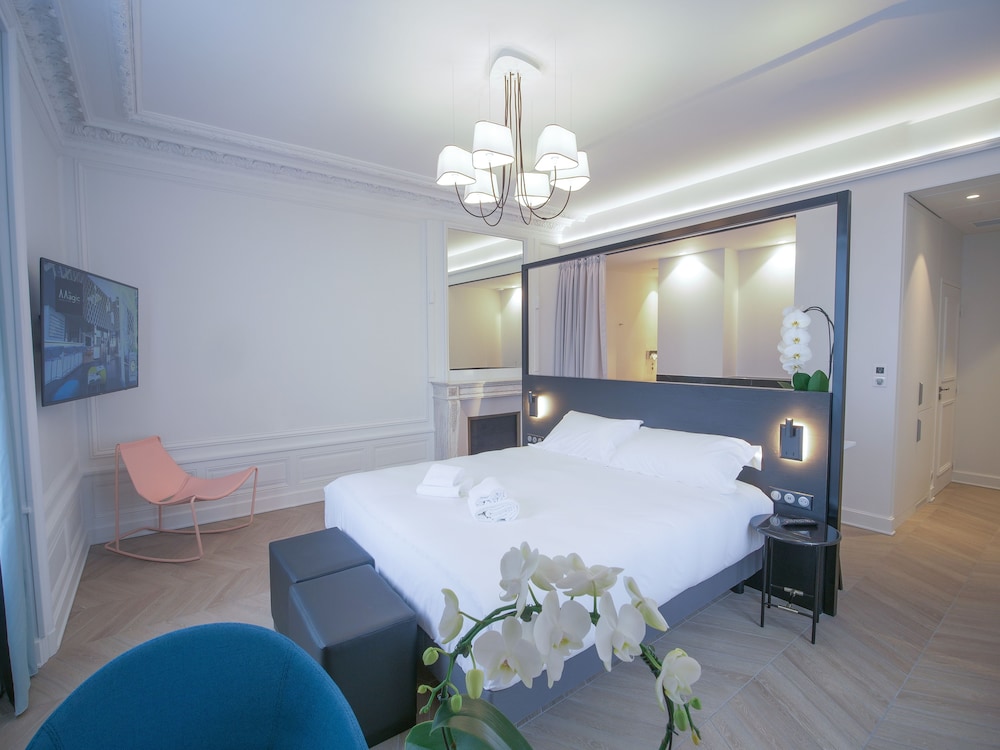Deluxe Double Room, 1 Queen Bed, Non Smoking, Bathtub - Photo 1