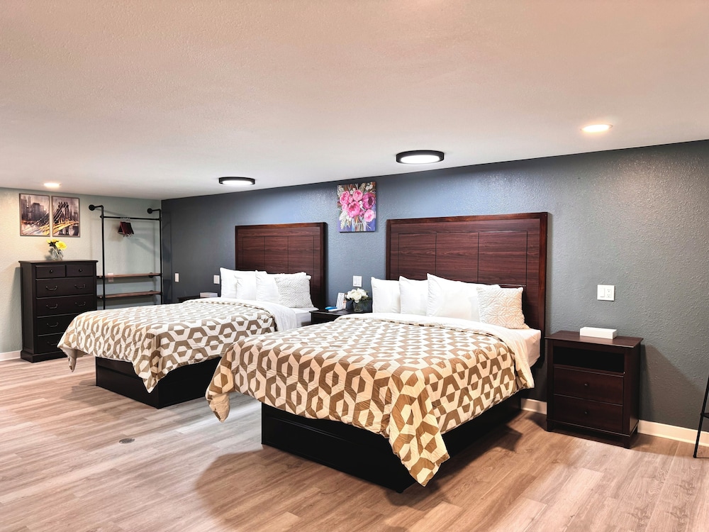 2 Queen Beds, Family Basement Apartment photo 1