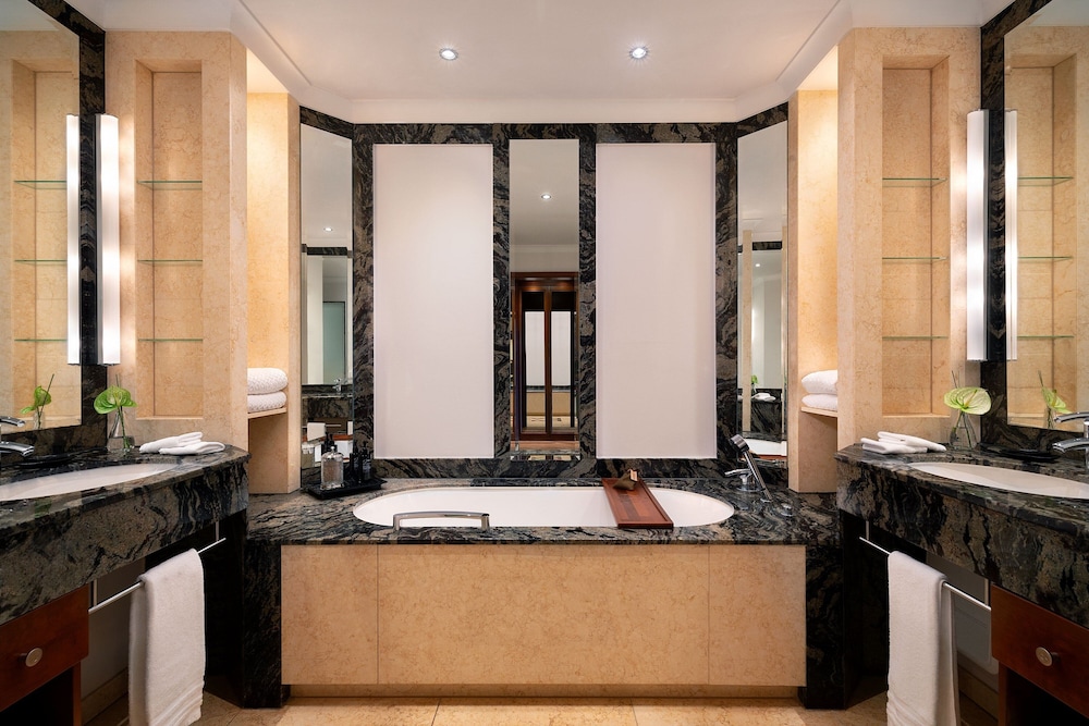 Grand Deluxe Room, 1 King Bed, Sea View - Photo 17