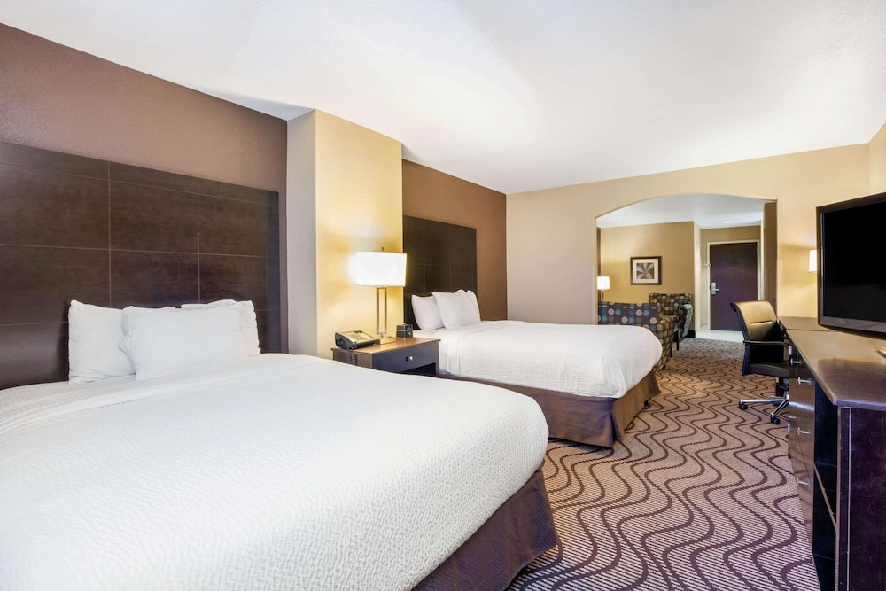 Deluxe Suite, 2 Queen Beds, Non Smoking - Photo 2