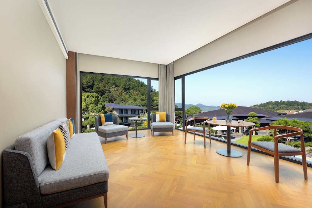 Suite, 1 King Bed, Garden View photo 1