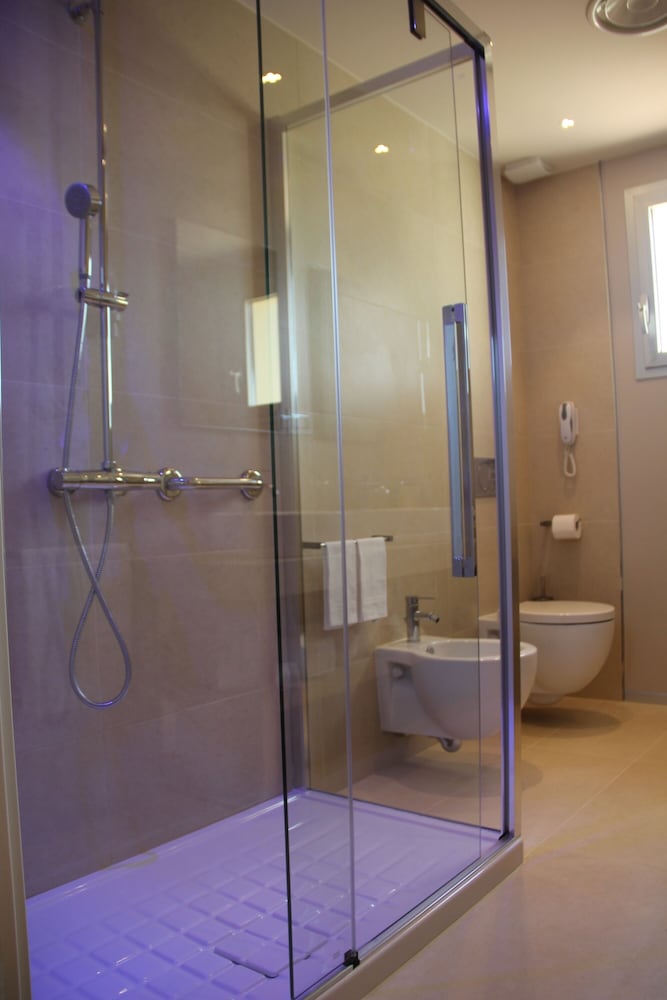 Suite - Photo 10