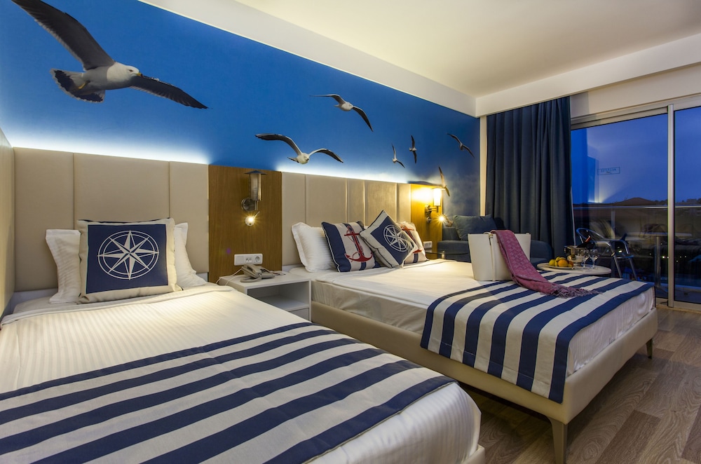 Standard Twin Room, Multiple Beds, Partial Sea View
