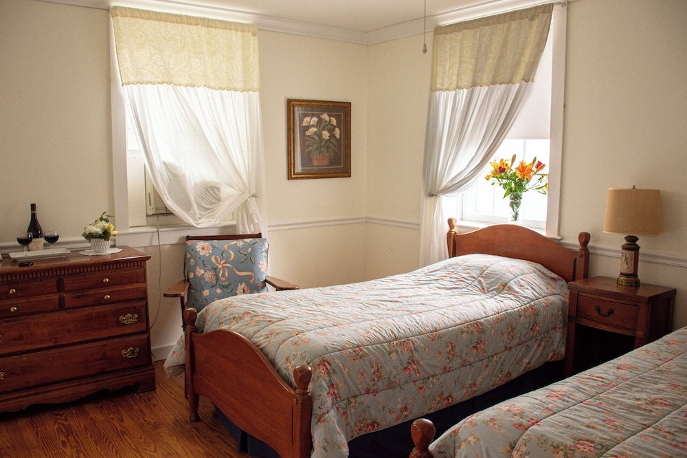 C1 Carriage House Twin Room photo 1