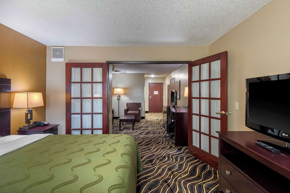 Suite, 1 Bedroom - Photo 1
