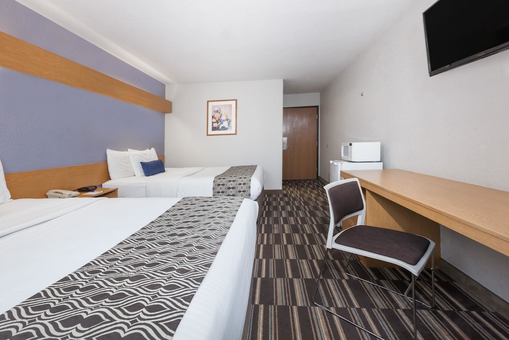 Standard Room, 1 Queen Bed - Photo 3