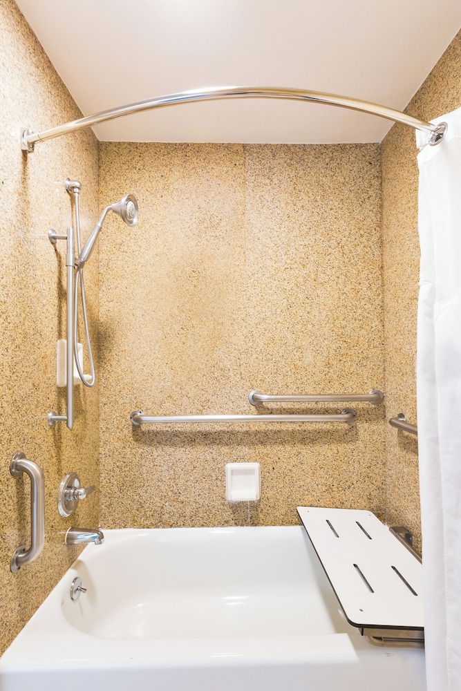 Standard Room, 1 King Bed, Accessible, Bathtub - Photo 5