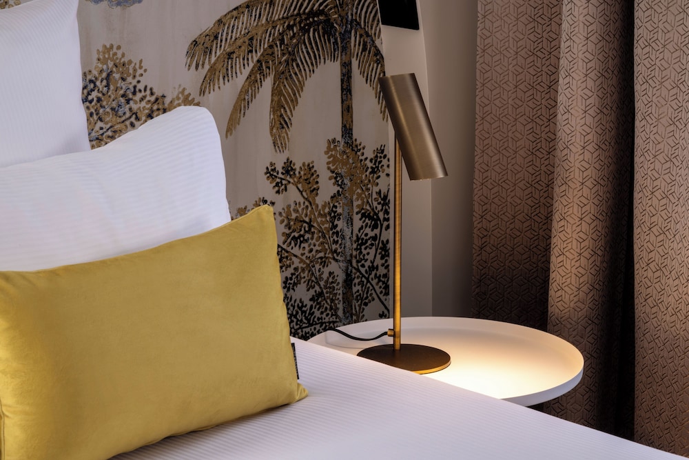 Deluxe Double Room thumbnail 6