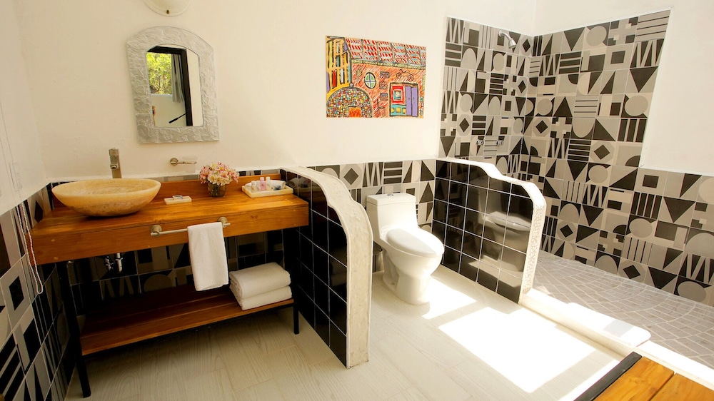 Deluxe Double Room, 2 Queen Beds, Courtyard View photo 3