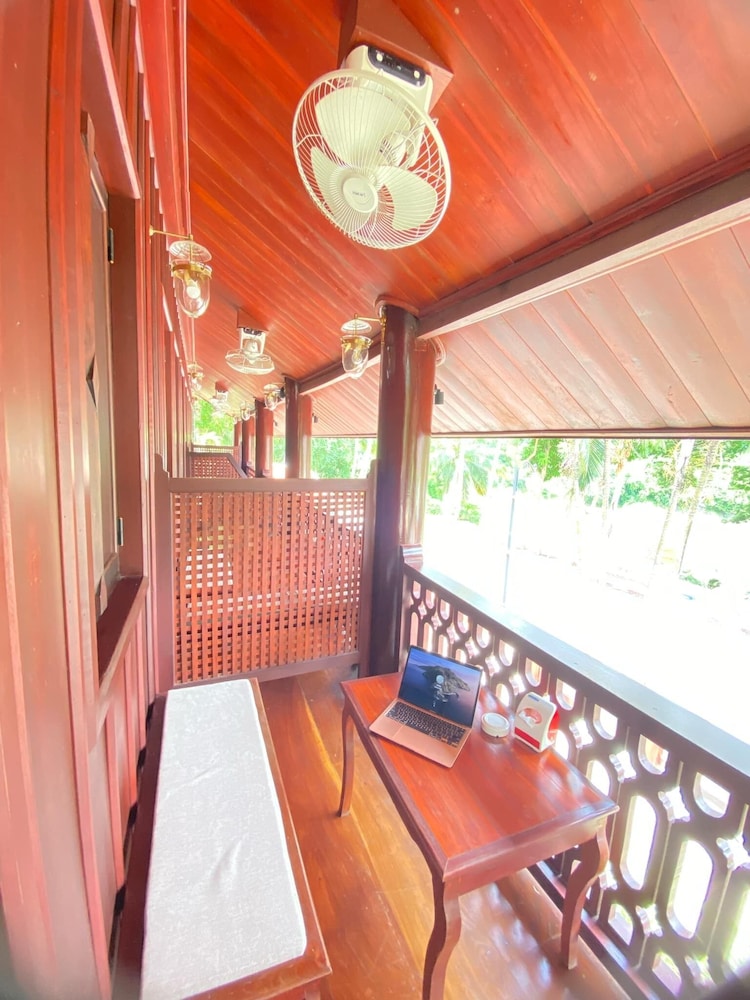 Deluxe Room, 1 King Bed, River View