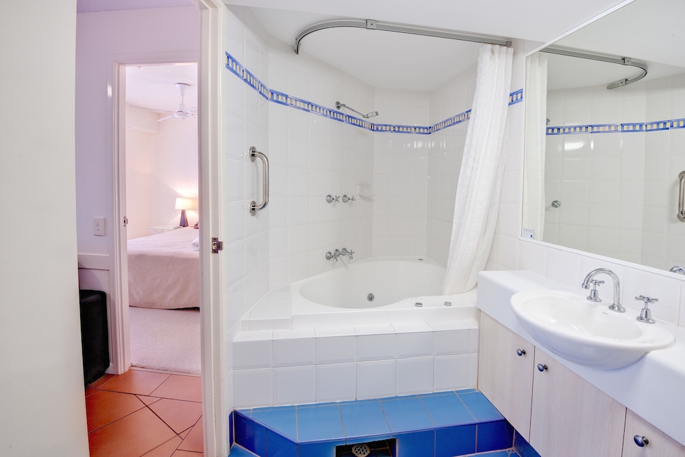1 Bedroom Apartment - Photo 2