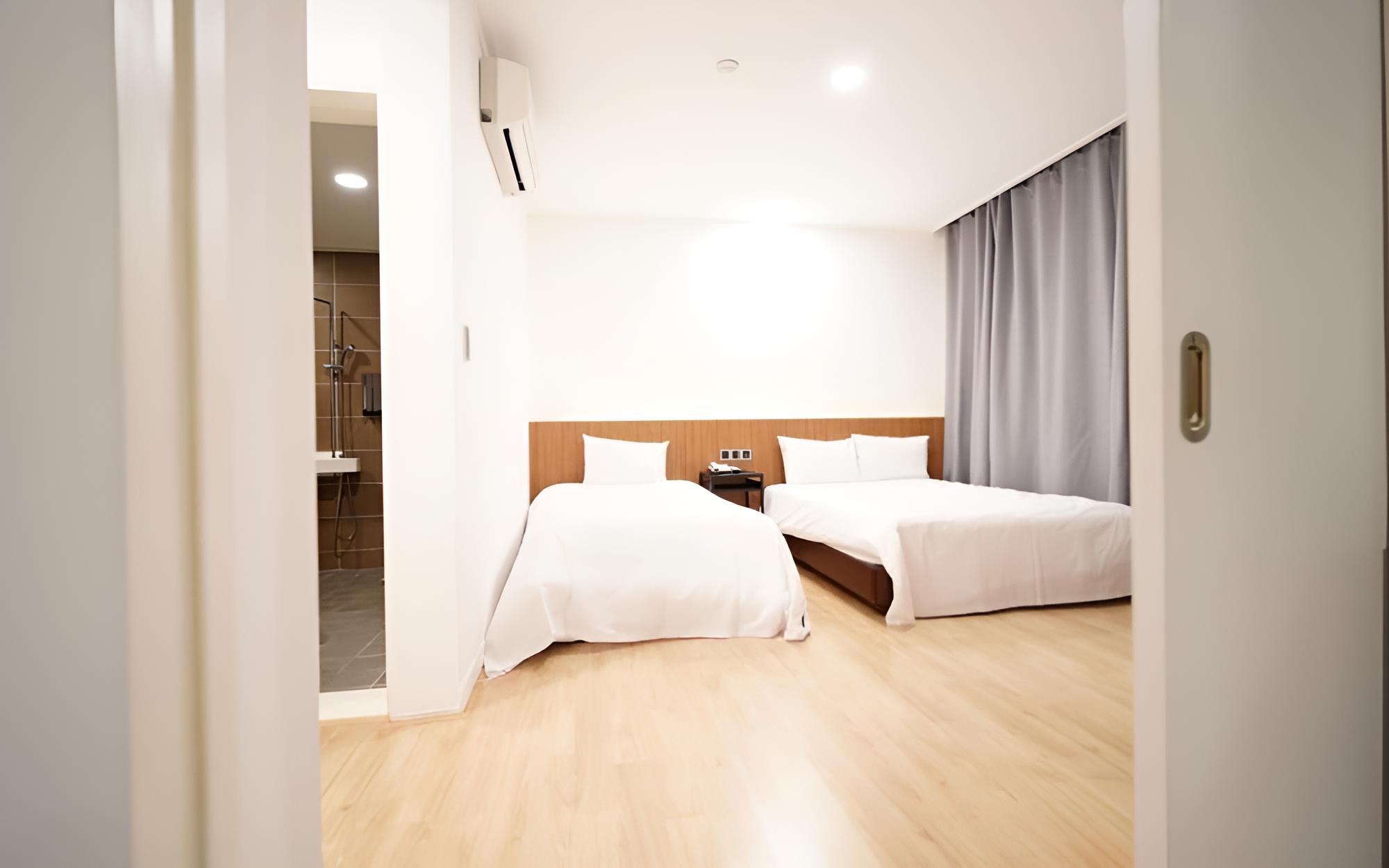 Room (Family Twin) - Photo 10
