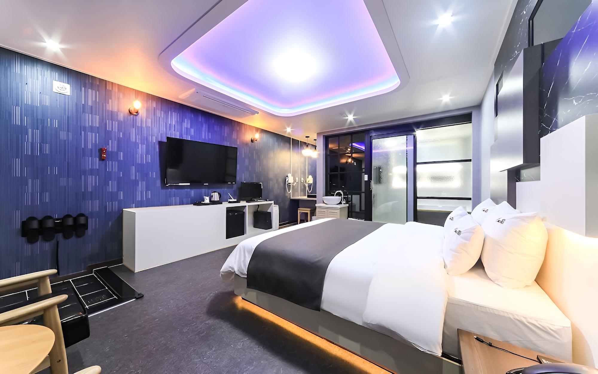 Room (Premium - Large bathtub (massage chai) - Photo 3