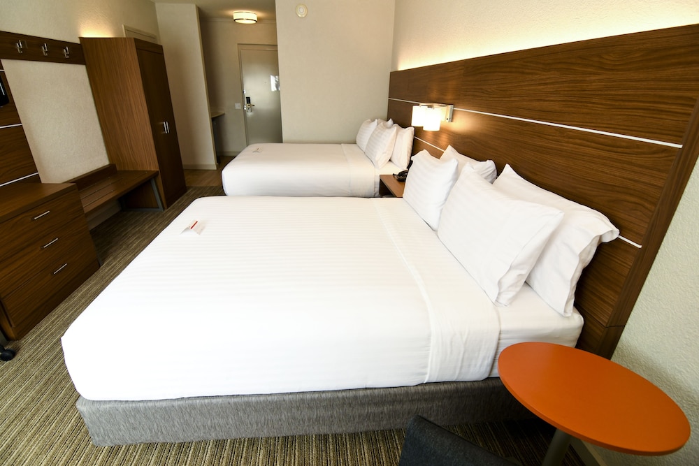 Standard Room, 2 Queen Beds - Photo 11