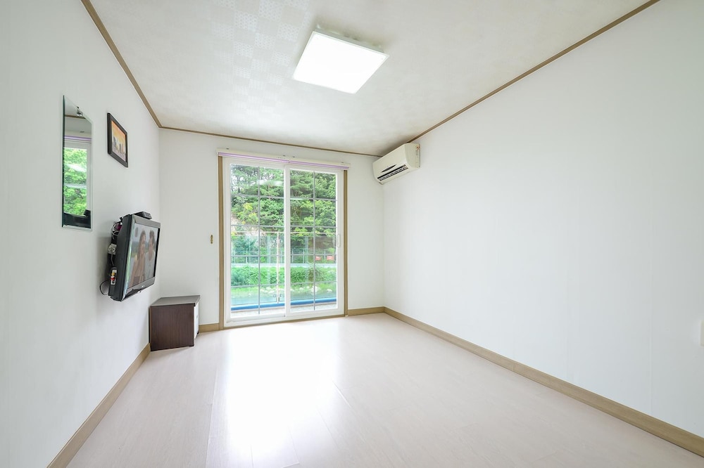 Basic Room, 1 Bedroom (B-Megraz) photo 3