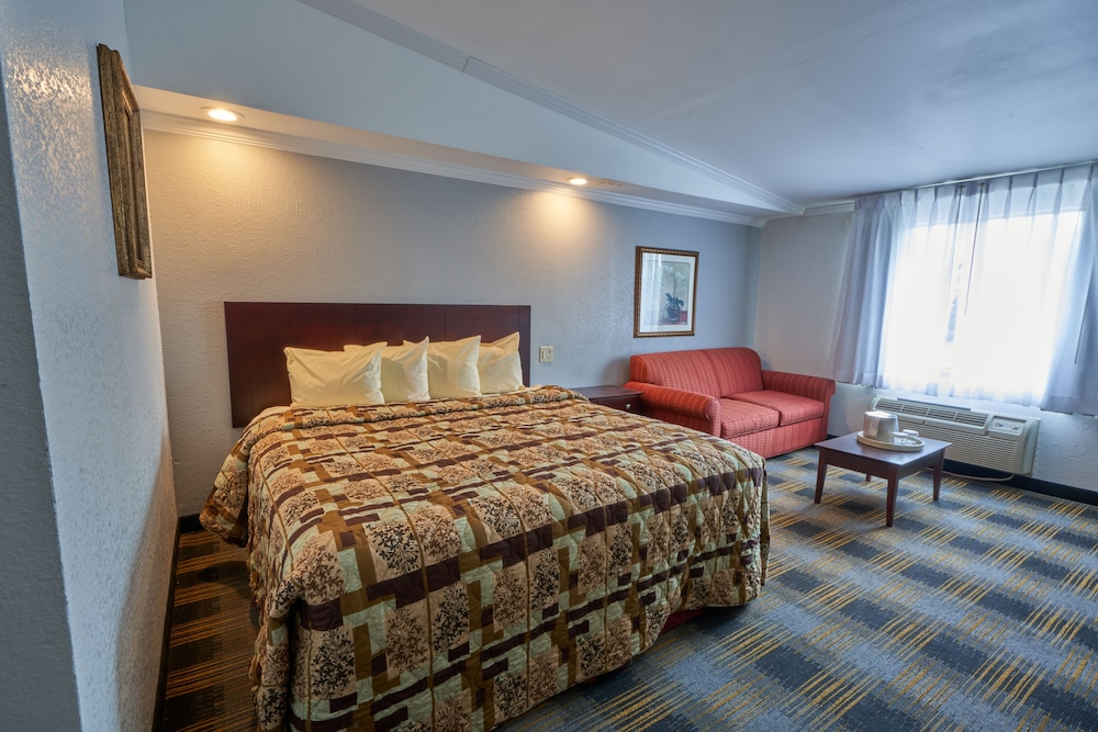 River-view, 1 King Bed with Balcony photo 2